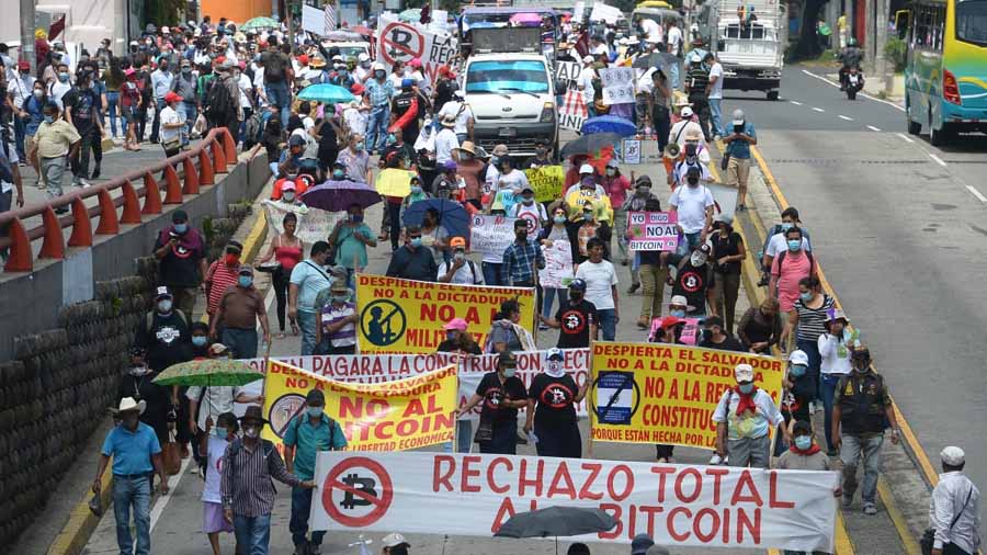 Salvadoreños protestan nuevamente contra el Gobierno de Bukele y sus