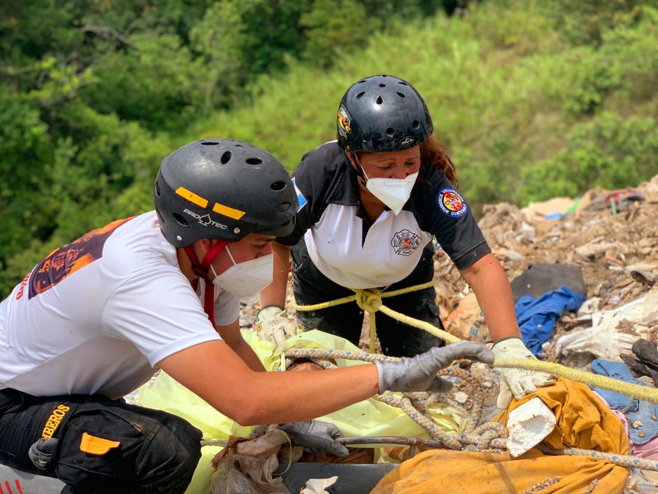 Recolectores de basura descubren cadáver de una persona envuelto en