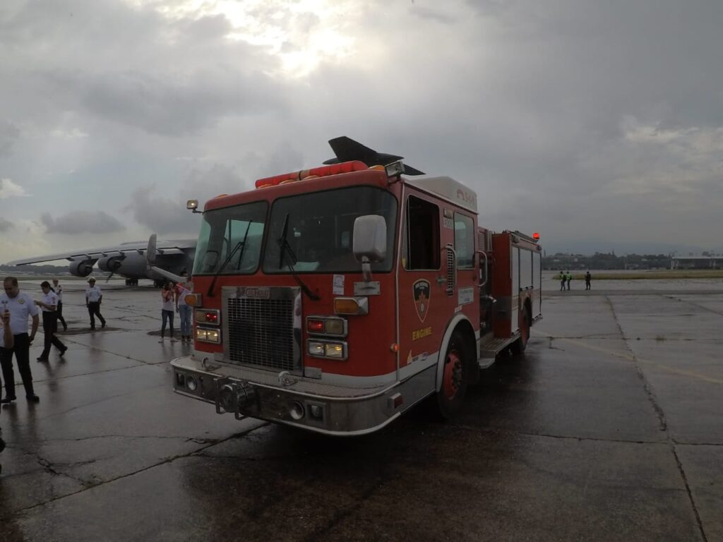 La maquina contra incedios modelo 1995 ya en la rampa de la FAG, en Guatemala, al fonde se puede observar las instalaciones del Aerepuerto La Aurora y bomeberos voluntarios que llegaron a recibirla.