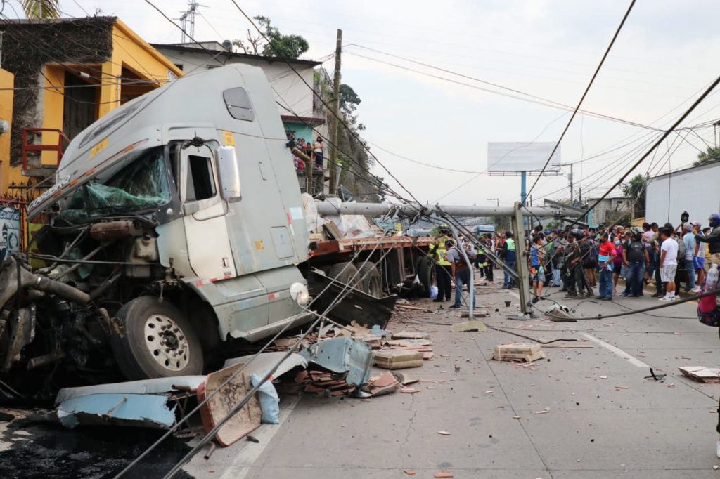 03a8a110 7537 47a5 b539 49e44f47ead1 Accidente de un tráiler en Villalobos genera congestionamiento vehícular, nuevamente por imprudencia y mal mantenimiento de las unidades.