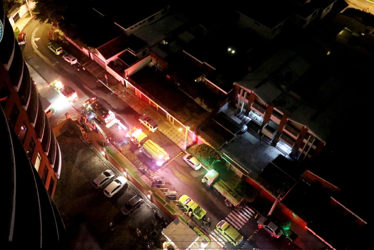 Evacuan A Residentes De Un Edificio Tras Un Incendio En El Sótano Quedan Destruido Cuatro 9516