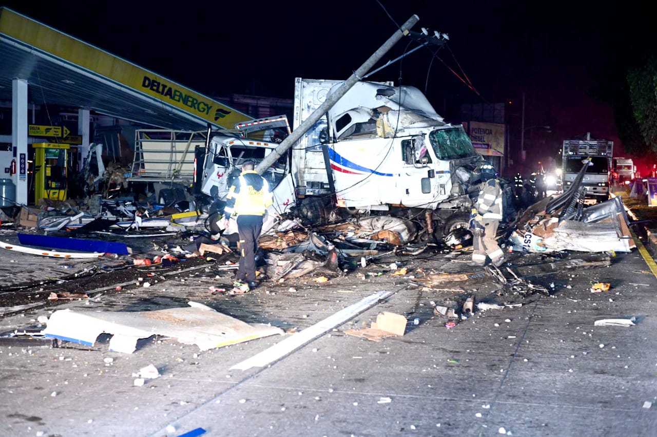 Choque De Trailer Y Dos Camiones Destruyen A Una Gasolinera En La Ruta ...